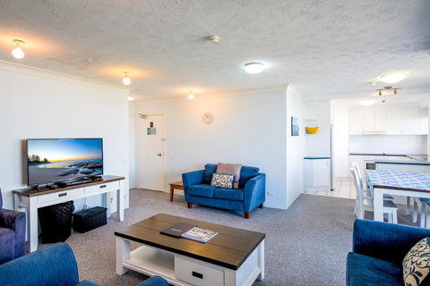 Burgess @ Kings Beach Apartments - Accommodation Cairns 28