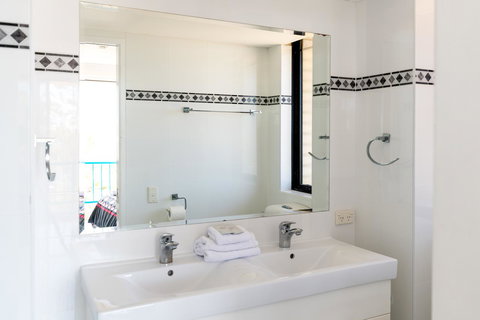 Burgess @ Kings Beach Apartments - Accommodation Cairns 15