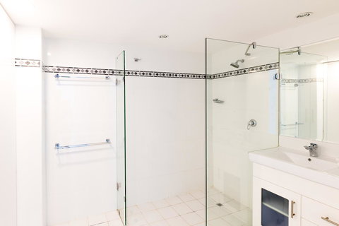 Burgess @ Kings Beach Apartments - Accommodation Cairns 9