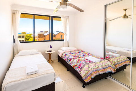 Burgess @ Kings Beach Apartments - Accommodation Cairns 18