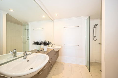 On The Bay Apartments - Accommodation Cairns 18