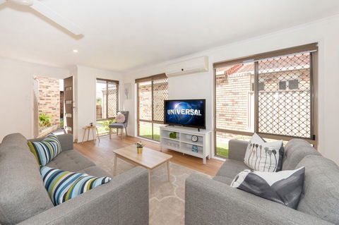 Waterfront Theme Park Getaway - Accommodation Cairns 1