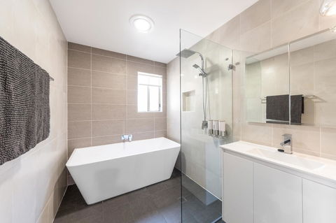 Waterfront Theme Park Getaway - Accommodation Cairns 11