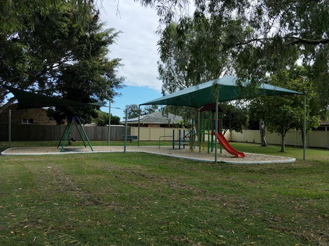 Waterfront Theme Park Getaway - Accommodation Cairns 27