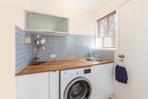 Waterfront Theme Park Getaway - Accommodation Cairns 12