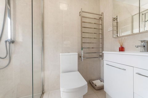 Waterfront Theme Park Getaway - Accommodation Cairns 8