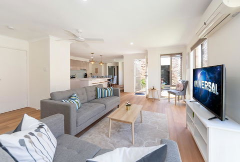 Waterfront Theme Park Getaway - Accommodation Cairns 3