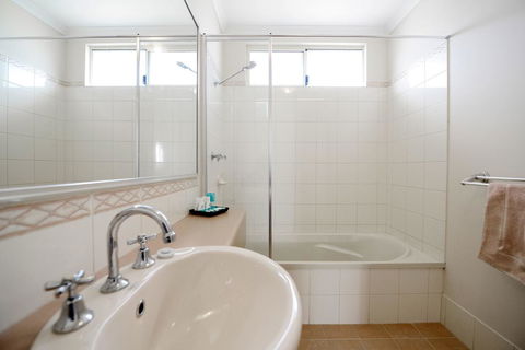 Wavecrest Village & Tourist Park - Accommodation Cairns 3