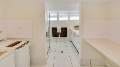 Wickham Point Unit 2, 44 Victoria Tce, Kings Beach - Accommodation Cairns 3