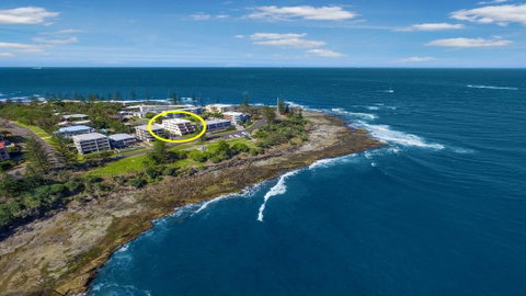 Wickham Point Unit 2, 44 Victoria Tce, Kings Beach - Accommodation Cairns 2