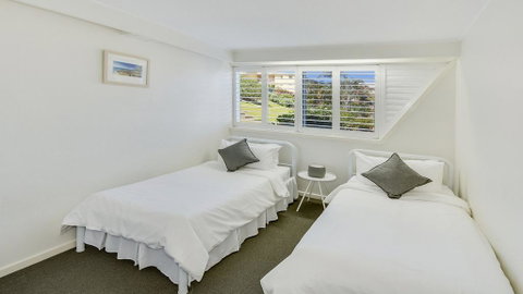 Wickham Point Unit 2, 44 Victoria Tce, Kings Beach - Accommodation Cairns 1