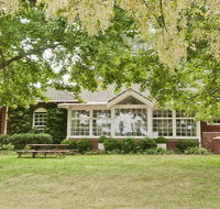 York Cottage - grand gate house and enchanting gardens - Accommodation Cairns