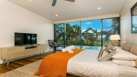 Your Luxury Escape - Kiah 11 Beach House Ocean Views - Accommodation Cairns 1