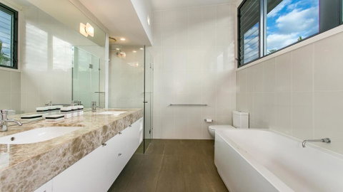 Your Luxury Escape - Kiah 11 Beach House Ocean Views - Accommodation Cairns 2