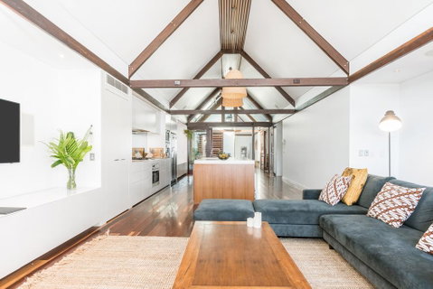 Your Luxury Escape - On The Bay - Stunning Beachfront Apartment - Accommodation Cairns 2