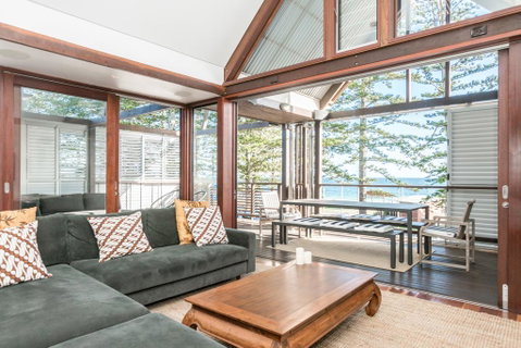 Your Luxury Escape - On The Bay - Stunning Beachfront Apartment - Accommodation Cairns 0