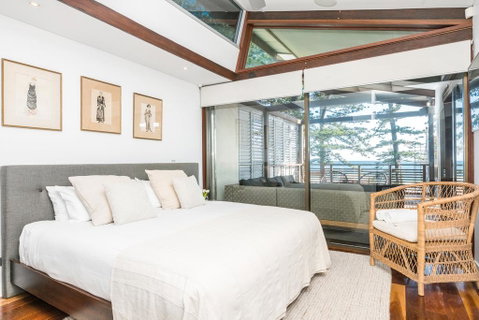 Your Luxury Escape - On The Bay - Stunning Beachfront Apartment - Accommodation Cairns 3