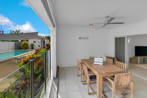 \'Eclipse\' A Poolside Family Escape In The CBD - Accommodation Cairns 1