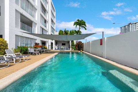 \'Eclipse\' A Poolside Family Escape In The CBD - Accommodation Cairns 2