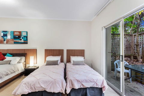 Zenith Studio, Unit 3/10 Messines Street - Accommodation Cairns 2