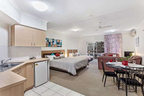 Zenith Studio, Unit 3/10 Messines Street - Accommodation Cairns 0