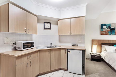 Zenith Studio, Unit 3/10 Messines Street - Accommodation Cairns 1