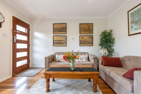Spacious Bungalow5min Walk To Station5min To Box HillWiFiParking - Accommodation Cairns 0