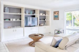Relax At Bokarina Beach House Walk To Beach Relax By The Pool - Accommodation Cairns 6