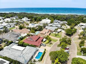Relax At Bokarina Beach House Walk To Beach Relax By The Pool - Accommodation Cairns 4