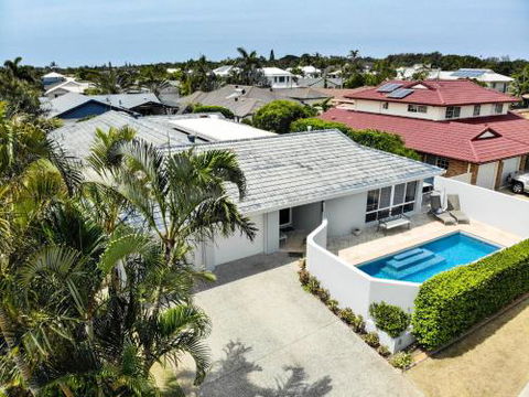 Relax At Bokarina Beach House Walk To Beach Relax By The Pool - Accommodation Cairns 2