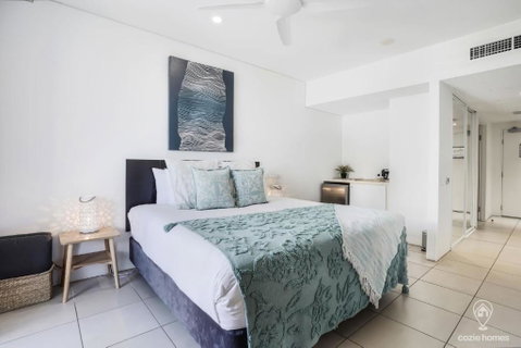 602 Harbour Lights With Ocean Views - Accommodation Cairns 2