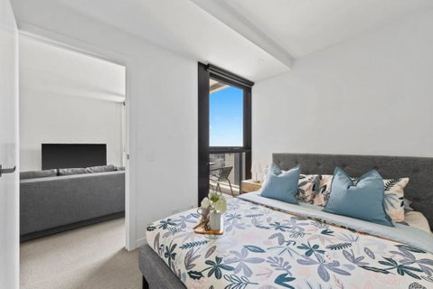 A Cozy 2BR Apt Next To Queen Victoria Market & Melbourne Central With City Views - Accommodation Cairns 1