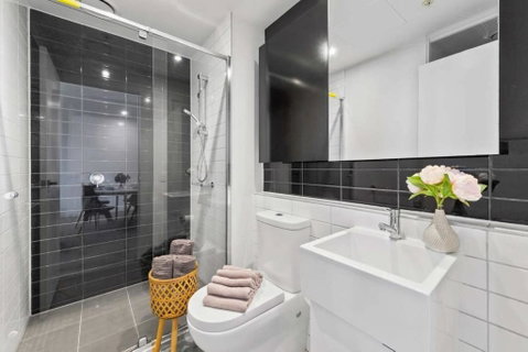 A Cozy 2BR Apt Next To Queen Victoria Market & Melbourne Central With City Views - Accommodation Cairns 2