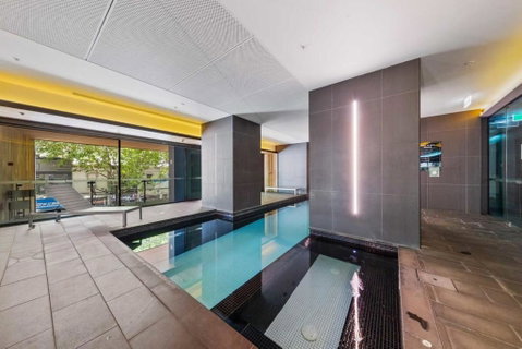 A Cozy 2BR Apt Next To Queen Victoria Market & Melbourne Central With City Views - Accommodation Cairns 3