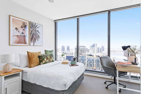 A Cozy 2BR Apt With Harbour Views And FREE Parking - Accommodation Cairns 3