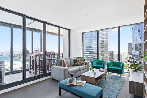 A Cozy 2BR Apt With Harbour Views And FREE Parking - Accommodation Cairns 1