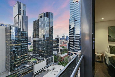 A Modern 2BR Apt With City Views FREE Parking - Accommodation Cairns 1