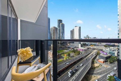A Modern & Spacious 2BR Apt City Views Southbank - Accommodation Cairns 1