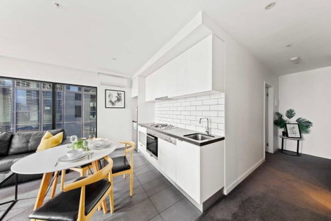 A Modern & Spacious 2BR Apt City Views Southbank - Accommodation Cairns 4