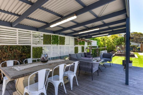 A Touch Of Paradise - House And Granny Flat - 4 Mins Walk To Callala Beach - Accommodation Cairns 3