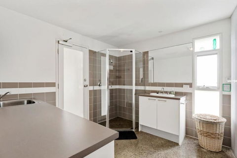 Absolute Luxury Beachfront - Middleton - BYO Linen - Accommodation Cairns 4