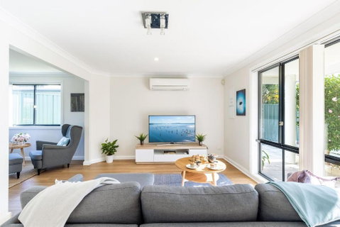 Akoya House 122 Tomaree Rd Pet Friendly Linen Air Conditioning WiFi And Boat Parking - Accommodation Cairns 2