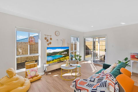 Amazing 4 Rooms House Near SpringField Lakes - Accommodation Cairns 0