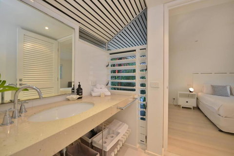 Anjea - Luxury 5 Bedroom Home By The Beach - Accommodation Cairns 3