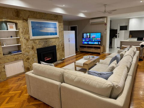 AMAZING Location! 1 Min Stroll To Beach & Sea Views! - Accommodation Cairns 1