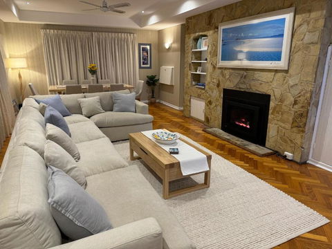 AMAZING Location! 1 Min Stroll To Beach & Sea Views! - Accommodation Cairns 0