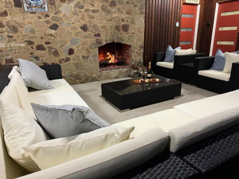 AMAZING Location! 1 Min Stroll To Beach & Sea Views! - Accommodation Cairns 2