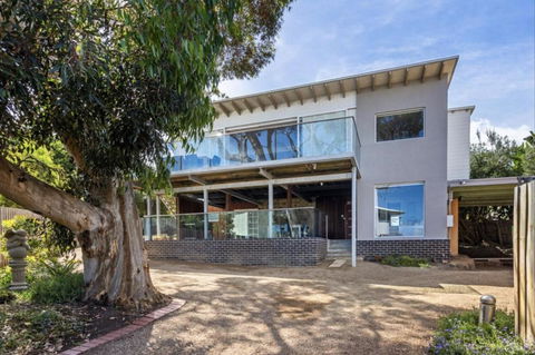 AMAZING Location! 1 Min Stroll To Beach & Sea Views! - Accommodation Cairns 3