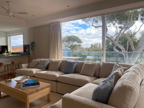 AMAZING Location! 1 Min Stroll To Beach & Sea Views! - Accommodation Cairns 4