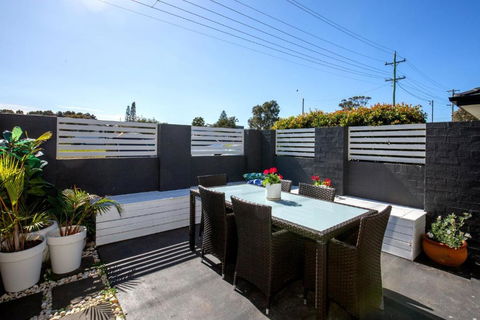 Alkira - Pet Friendly - 4 Mins Walk To Beach - Accommodation Cairns 2